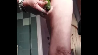 Oma neukt harige kut met komkommer