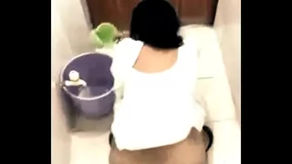 Muslim beamy bore aunty peeing close by nearly cam