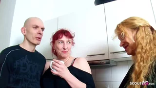Reife deutsche Hausfrau schenkt Ehemann ersten FFM Dreier on touching der Küche