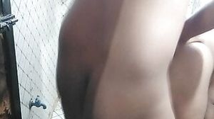 Meri badi saali akeli ghar par thi tab main ne time nikaal kar saali ko pataya aur acche se douche me le jakar choda