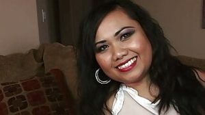Asiatische Putzfrau nimmt Spermadusche von 2 jungen Schwaenzen Threesome