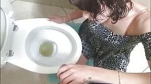 Girl sucking step daddy clean after she took him for a piss