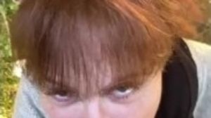 Une femme mature suce dans les bois et se prend une ejac faciale
