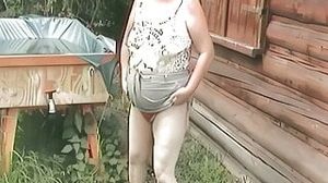 Oma steckt sich alles in die muschi was sie findet