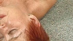 Rothaarige Oma fickt mit Ihrem Nachbarn
