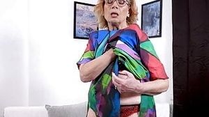 Aged lady Susan plays with her old cunt